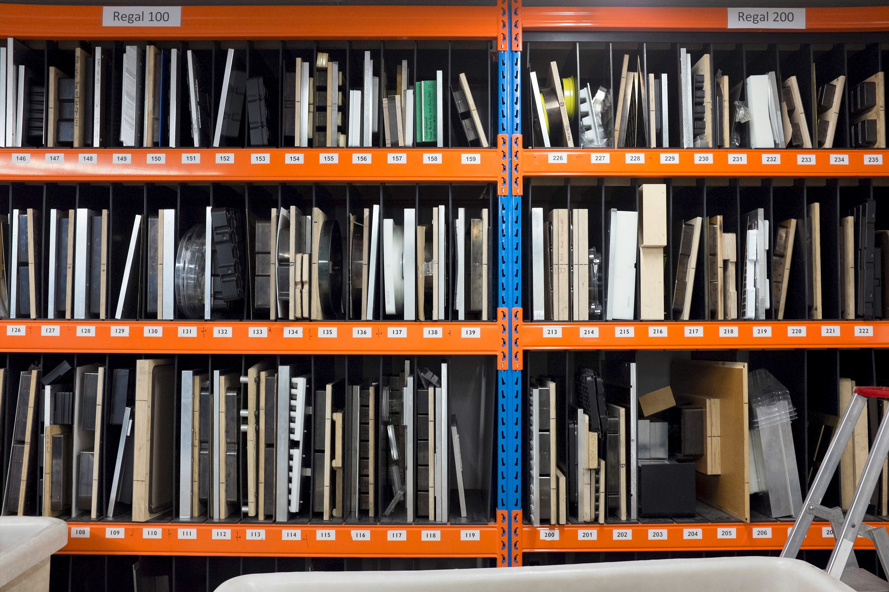 Michael Kennedy, Grütter Kunststoff am 27. April 2016, Archiv mit allen je angefertigten Formen inkl. Materialmuster, ©VID/ZHDK 2016