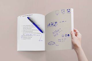 Leere Seiten laden den Leser dazu ein, interaktiv mit dem Handbuch zu arbeiten und das Gelesene sogleich auszuprobieren und umzusetzen.