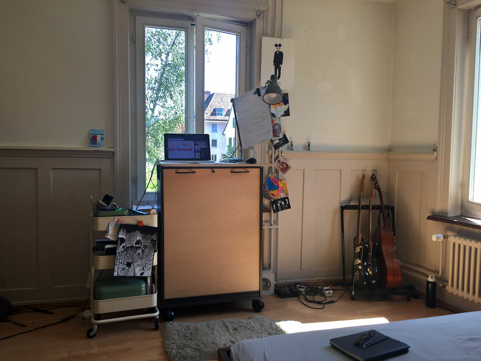 "Straff in den Sommer" – in unserer HOMESTORY erzählen die Studierenden, wie sie zuhause arbeiten. Bild: Janick Zumofen