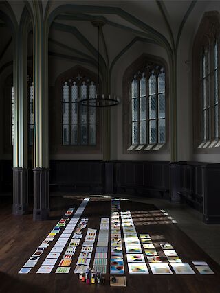 Reflektor als Herzstück der Leuchte. Das unharmonische Lichtspektrum herkömmlicher Leuchtmittel hat auf verschiedenen Ebenen negative Einflüsse auf die menschliche Biologie und unser Wohlbefinden. Um dem entgegenzuwirken wird das Licht der Leuchte mittels eines reflektierenden Farbrasters harmonisiert. Das ausgestrahlte Licht der Leuchte trifft nun zuerst auf das Raster, bevor es in den Raum gelangt. Die dargestellten Arbeitsschritte zeigen den Prozess der deduktiven Entwicklung eines harmonischen Farbrasters mit den jeweiligen Messberichten.