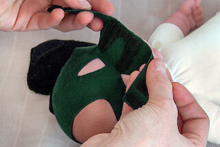 Layer A - 1. Umklappen der Befestigung für die Beatmungsschläuche