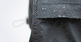 Kapuzengrösse am Hinterkopf verstellbar